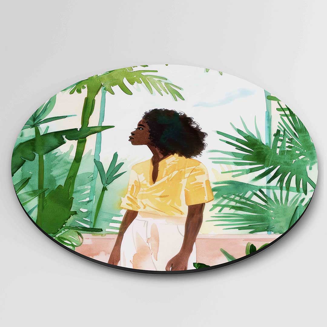 Vrouw in groene omgeving – ronde textuur wanddecoratie van WallArtistic