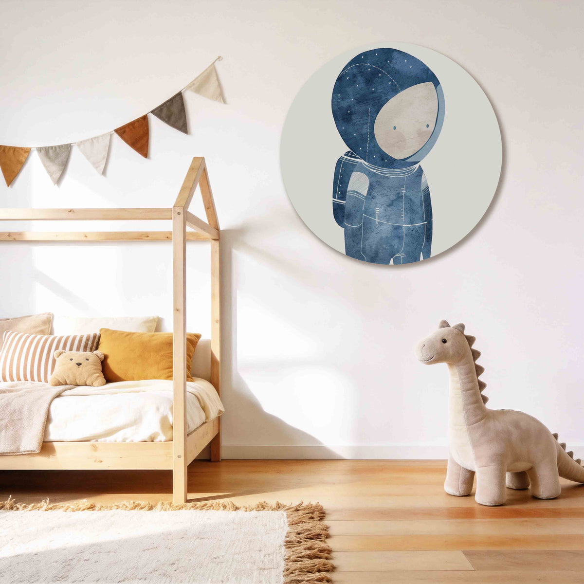 Astronaut in blauw Muurcirkel – tweede productweergave – Een figuur in een blauw ruimtepak met een beige gezicht en subtiele