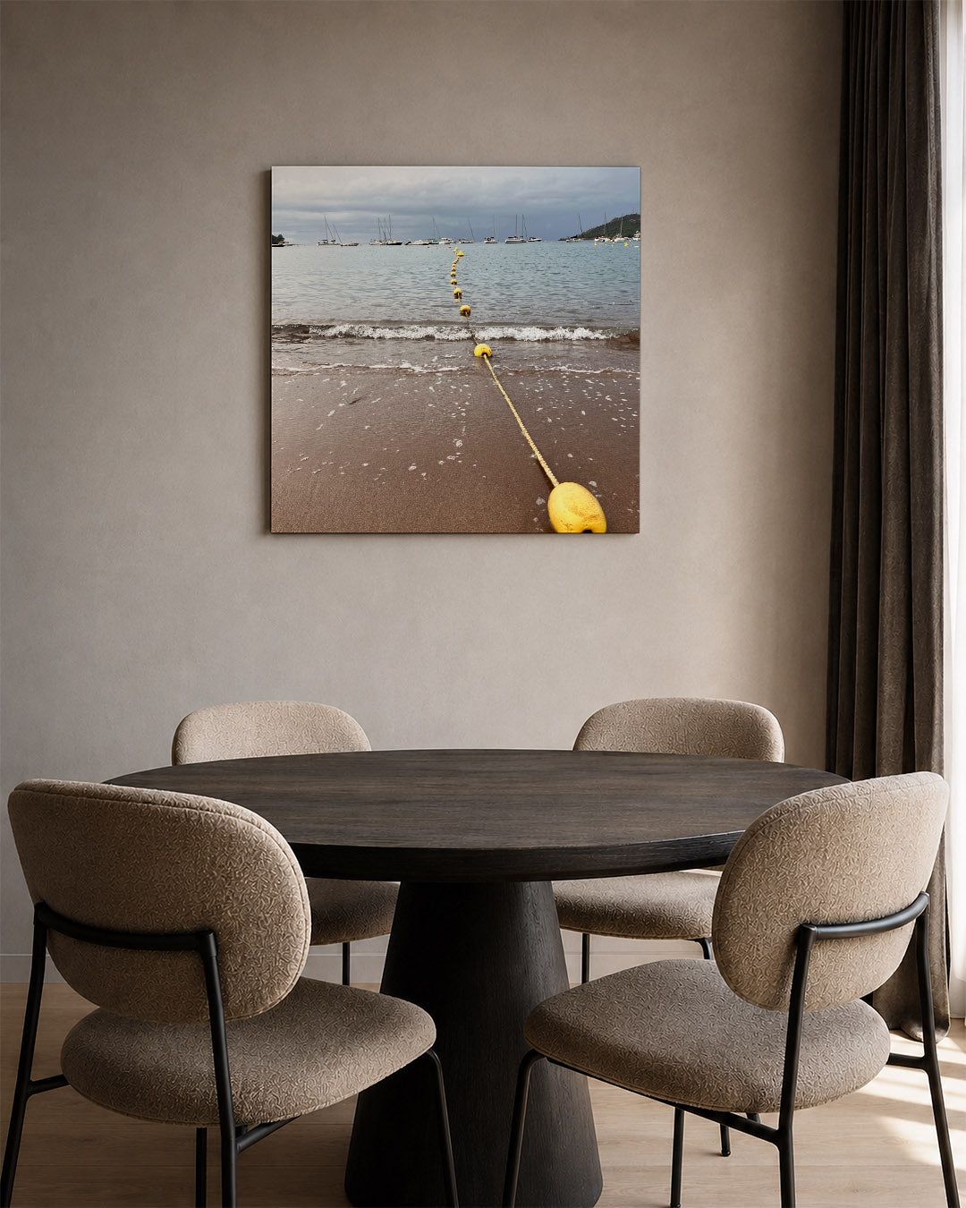 Strand en boeien kunstwerk – tweede productweergave – deze kunstwerk toont een strand met een lijn van gele boeien die naar