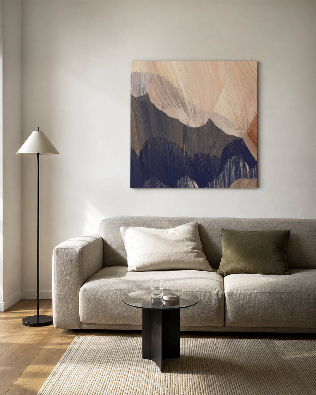 Organische penseelstreken kunstwerk – detailweergave – dit kunstwerk toont vloeiende penseelstreken in zachte beige en