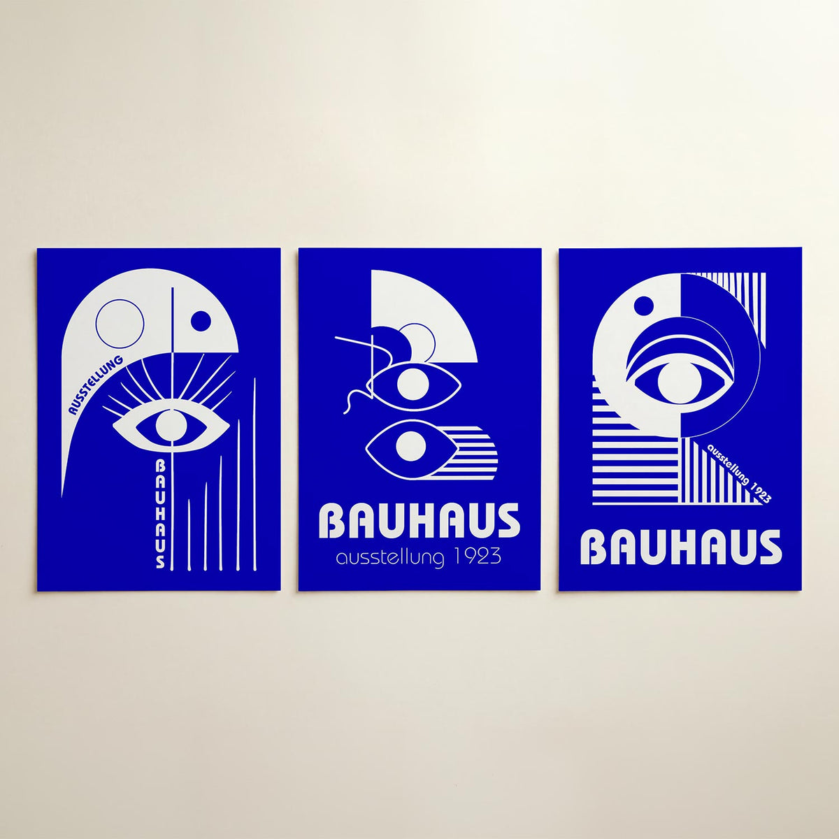 Oog en lijnen posterset – detailweergave – een speelse compositie van witte vormen op een diepblauwe achtergrond. Een groot