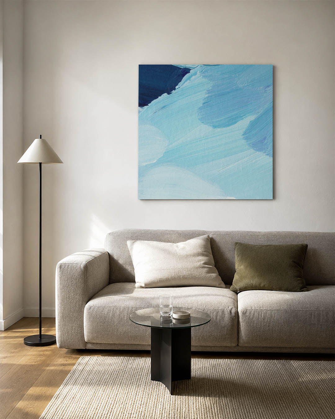 Dynamische blauwe vormen kunstwerk – detailweergave – dit werk toont vloeiende penseelstreken in verschillende tinten blauw