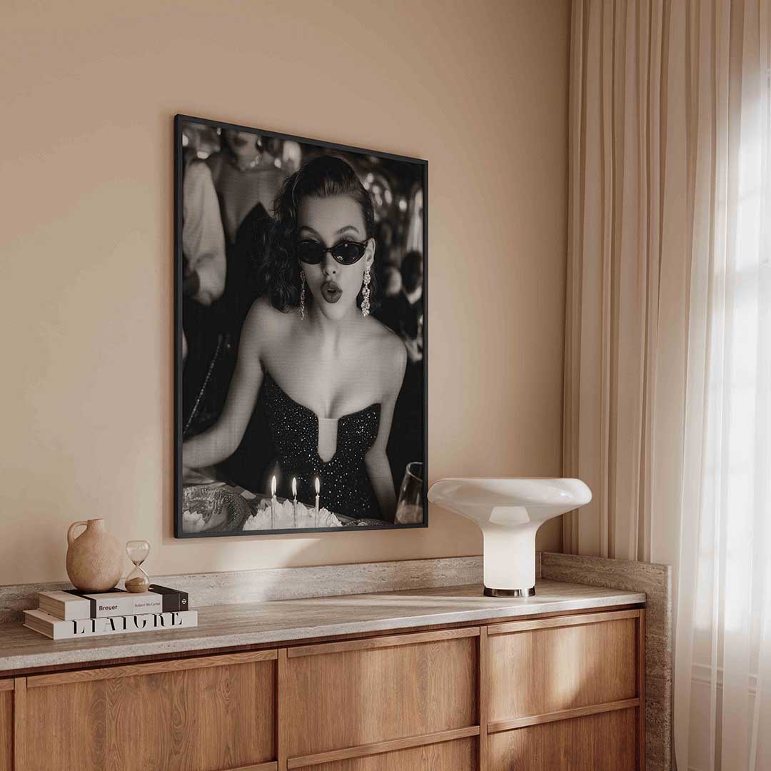 Vrouw met zonnebril – kleurrijke Pop Art poster in staand formaat