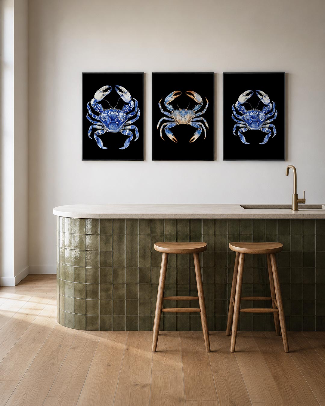 Blauwe krab illustratie posterset – tweede productweergave – een gedetailleerde blauwe krab met witte accenten op een
