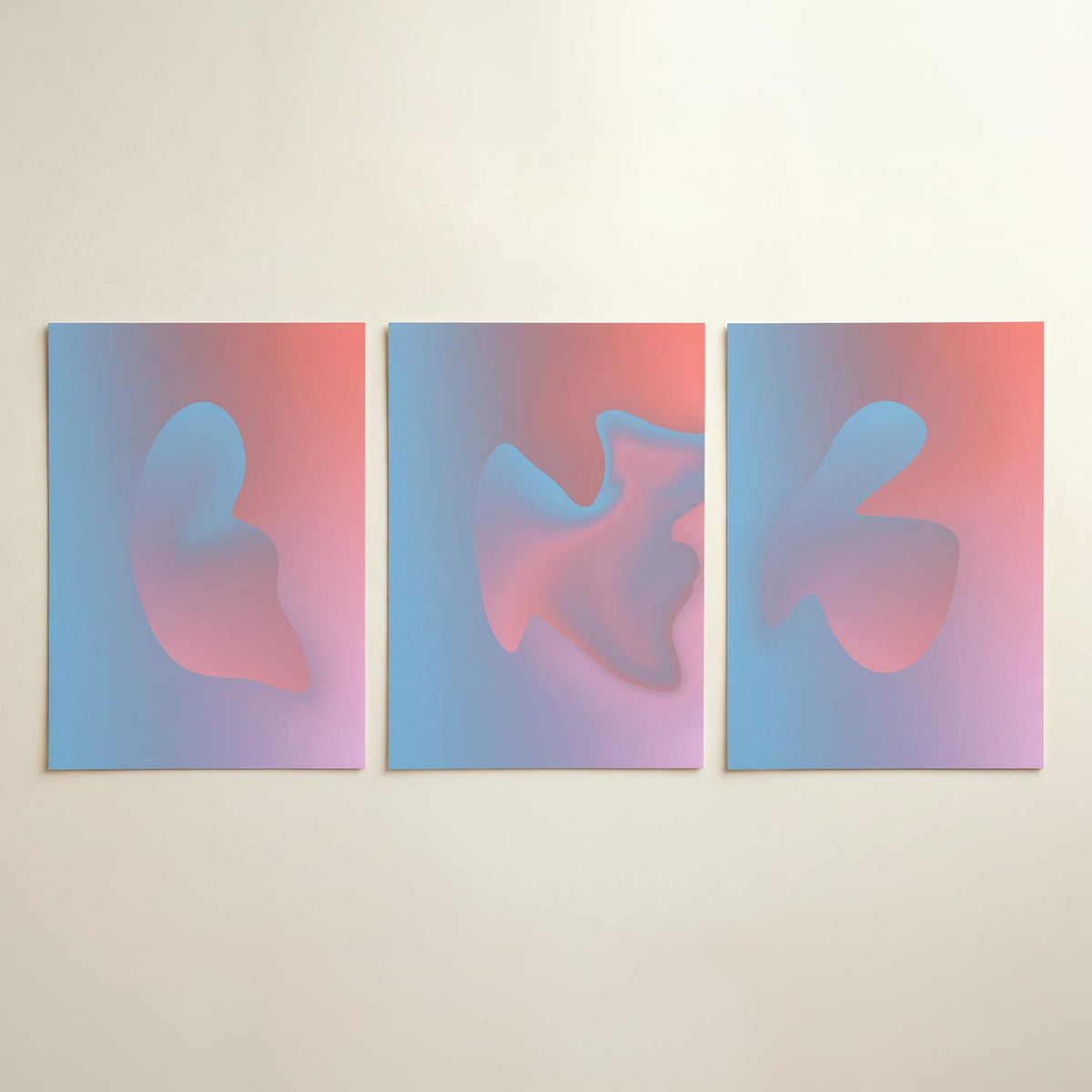 Vloeiende kleurvlakken – driedelige posterset in interieur