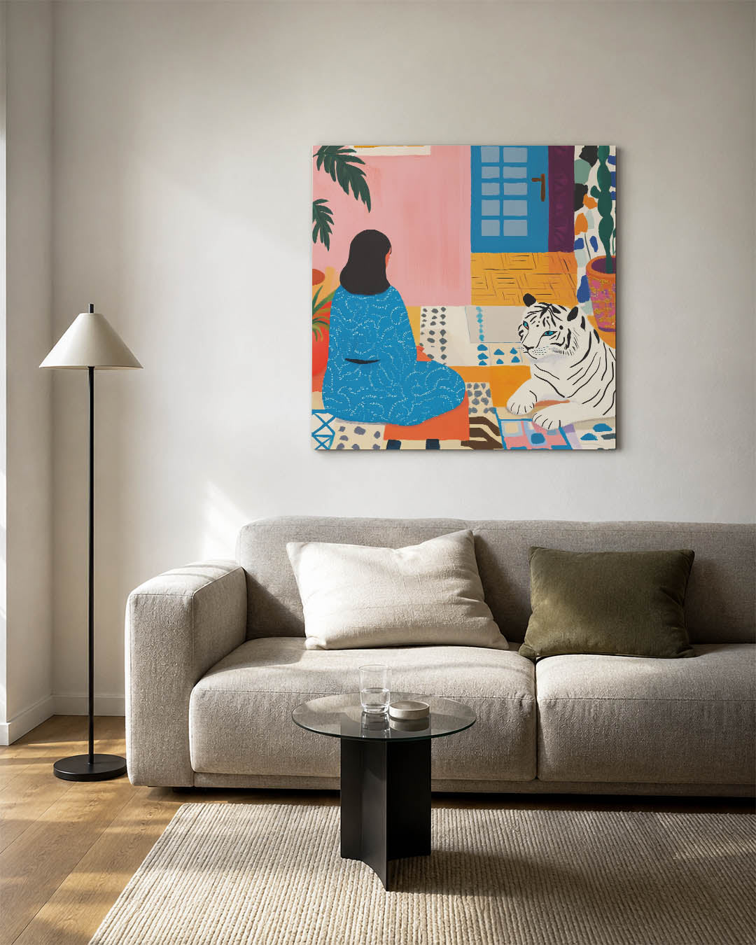 Interieur met tijger kunstwerk – detailweergave – dit werk toont een vrouw in een kleurrijke kamer met een witte tijger. De