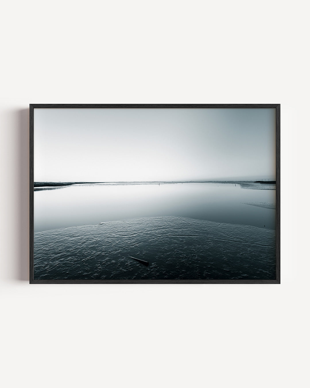 Rustige waterlandschap poster – liggende wanddecoratie – deze poster toont een serene waterlandschap met een gladde horizon