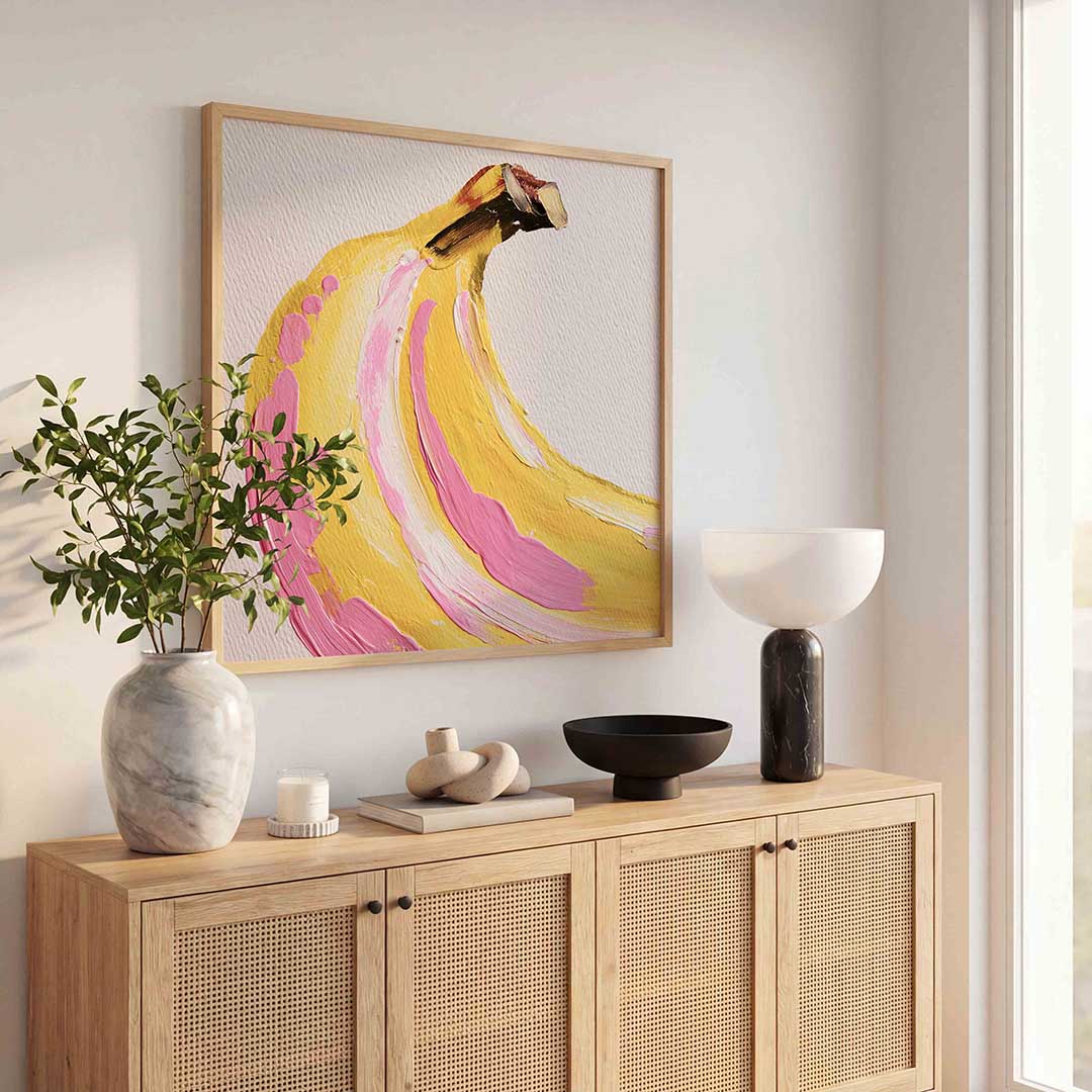 Banaan met roze accenten – kleurrijke poster in vierkant formaat