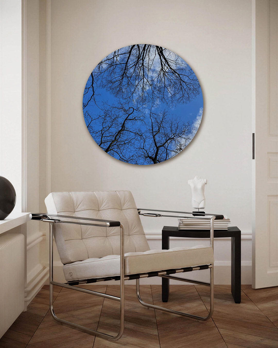Blauwe lucht met takken – fotografie muurcirkel als ronde wanddecoratie