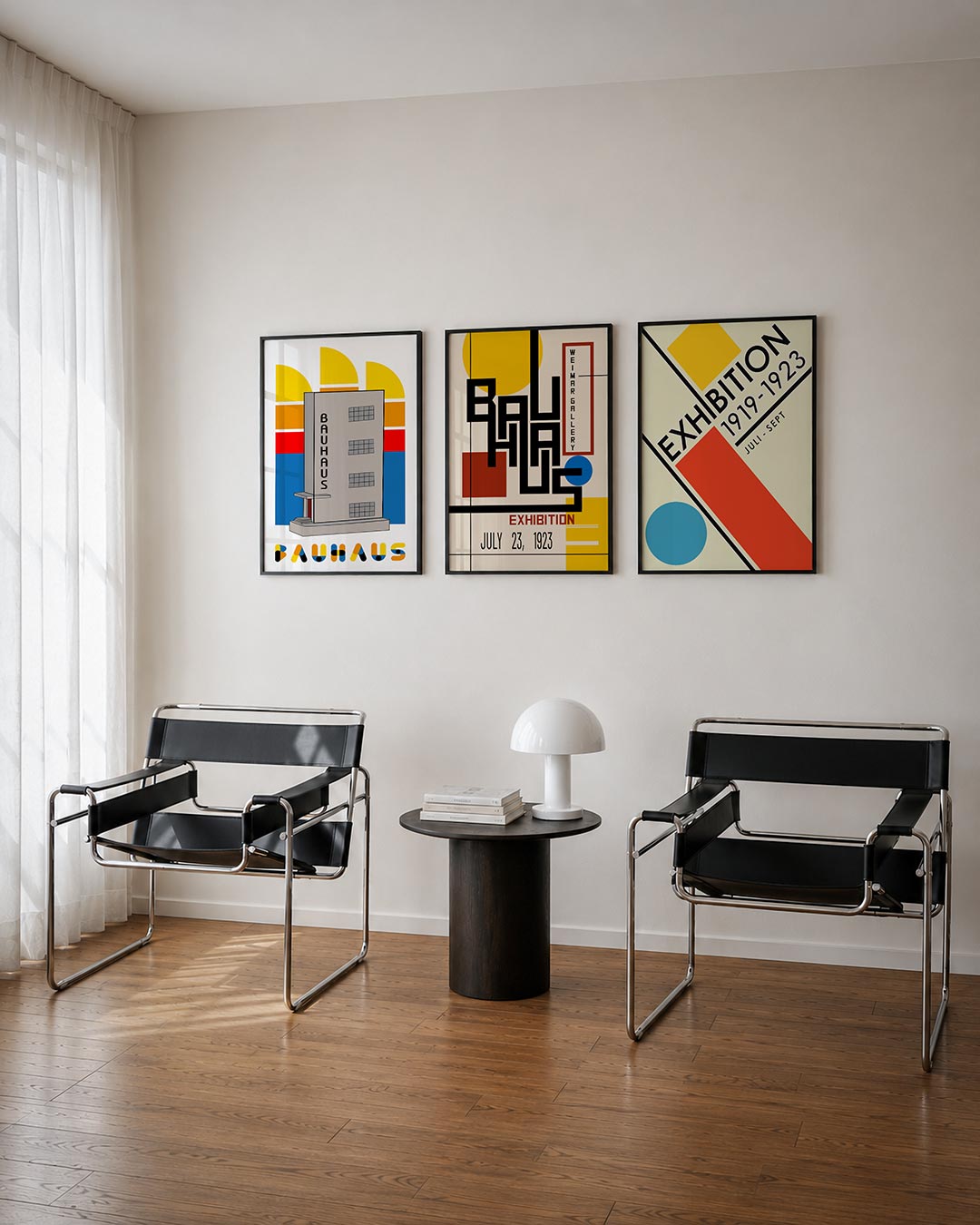 Vorm en kleur driedelige posterset – deze posterset in drie delen toont een grijs gebouw met rechthoekige ramen, omlijst door