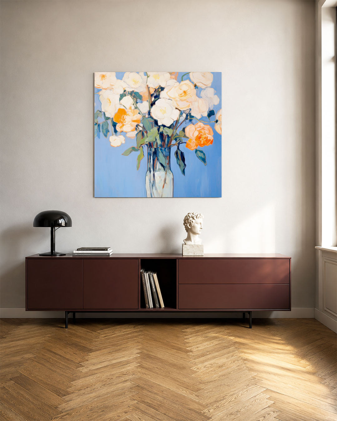 Bloemen in vaas kunstwerk – tweede productweergave – dit kunstwerk toont een vaas met bloemen tegen een blauwe achtergrond.