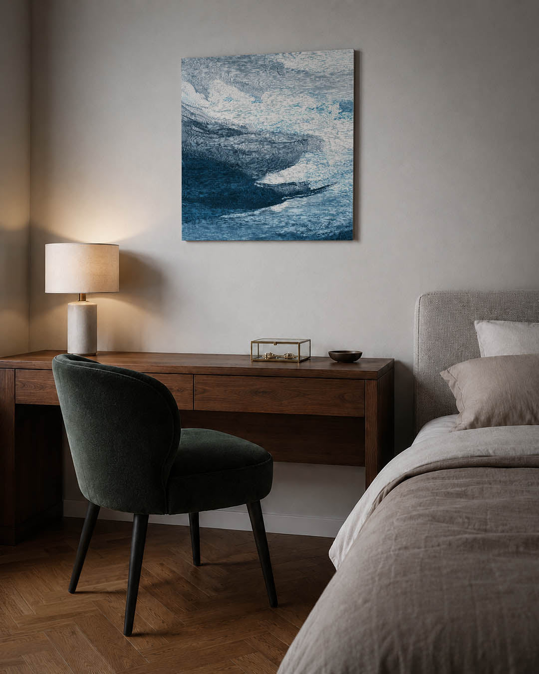 Dynamische blauwe wolken kunstwerk – sfeerbeeld – dit werk toont een vloeiende compositie van blauwe en grijze tinten die