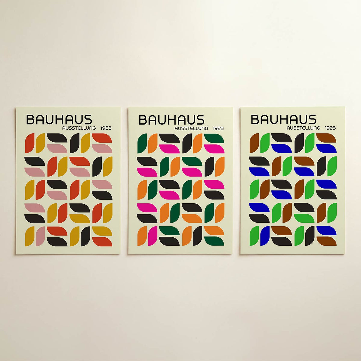 Vorm en kleurenspel posterset – detailweergave – deze posterset in drie delen toont een speelse ordening van halve cirkels in