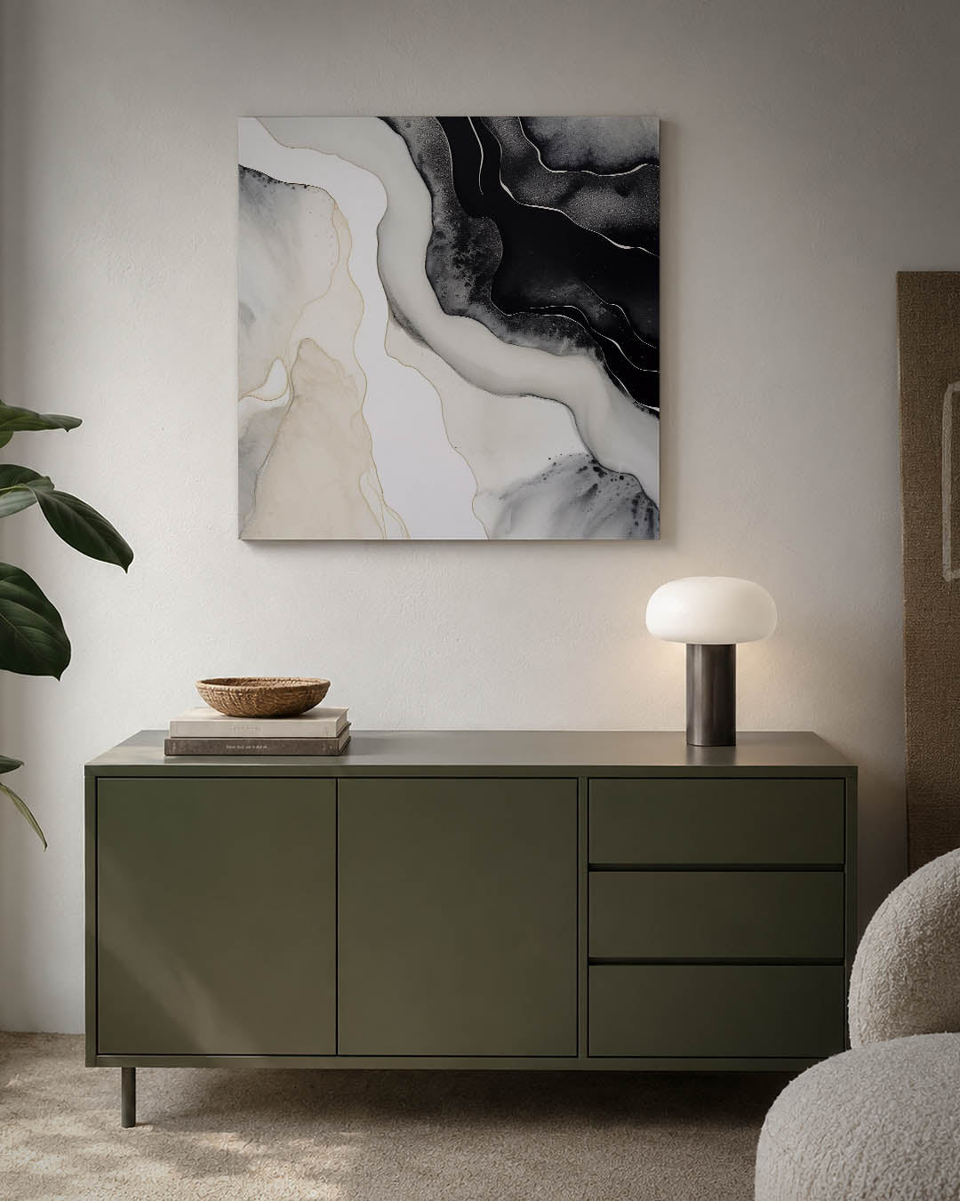 Organische lijnen kunstwerk – detailweergave – dit kunstwerk toont vloeiende, organische lijnen in zwart-wit en beige tinten.