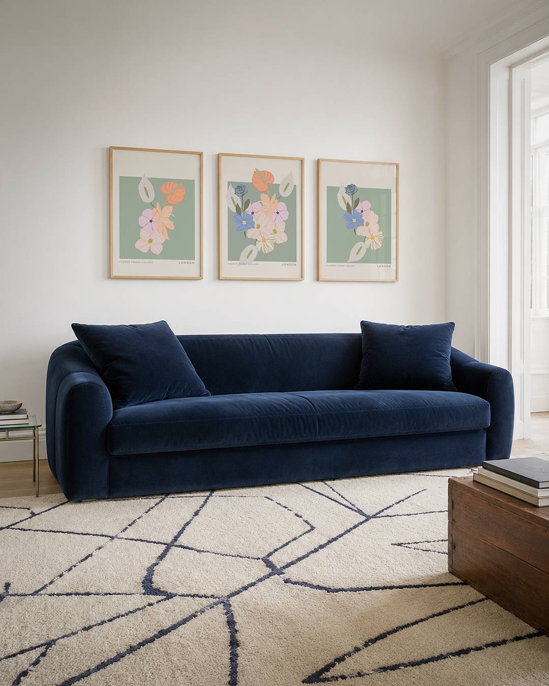 Bloemrijke eenvoud driedelige posterset – deze posterset toont een zachte bloemcompositie met