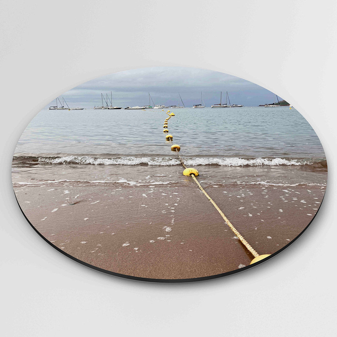 Strand met boeien – muurcirkel fotografie als moderne wanddecoratie