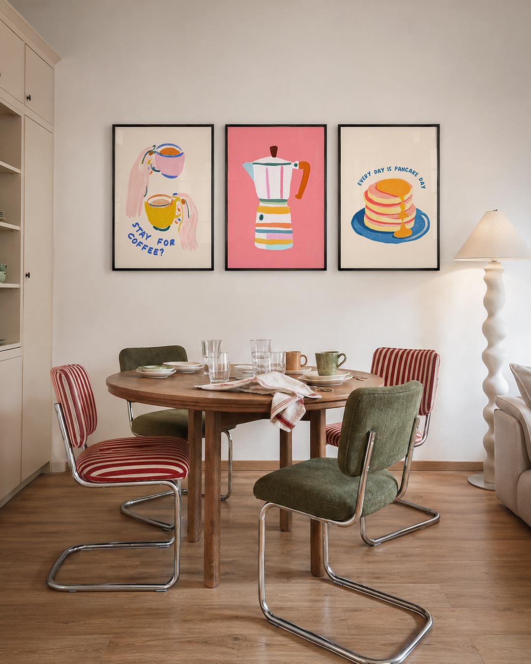 Kleurrijke koffiemomenten driedelige posterset – twee handen houden kleurrijke kopjes vast