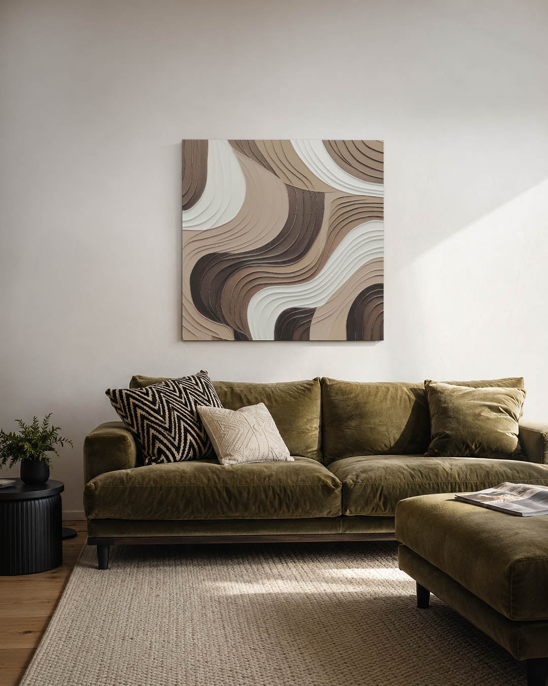 Golvende lijnen kunstwerk – derde productweergave – dit kunstwerk toont vloeiende, golvende lijnen in beige, wit en bruin. De