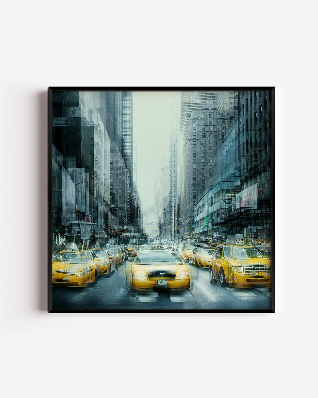 Stedelijke dynamiek poster – vierkante wanddecoratie – deze poster toont een drukke stadsscène met gele taxi's en hoge