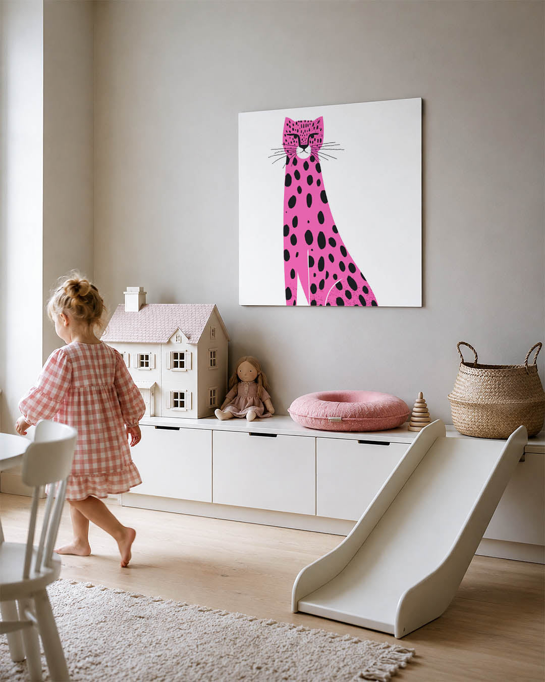 Luipaard illustratie kunstwerk – tweede productweergave – dit werk toont een luipaard met zwarte stippen op een roze