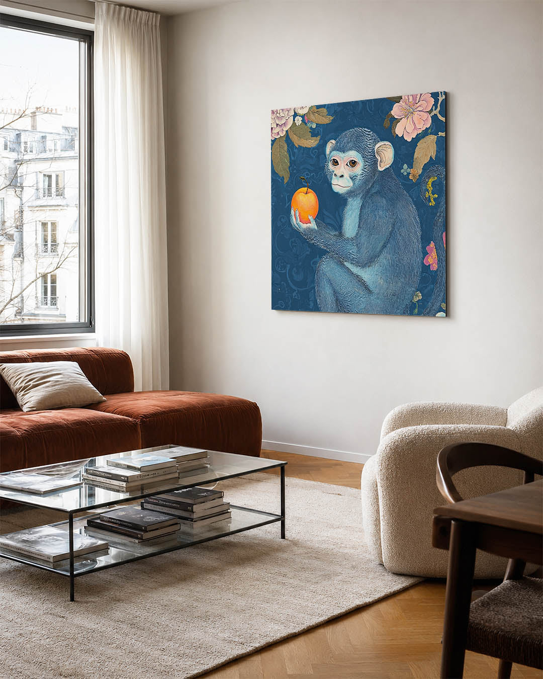Dromerige aap kunstwerk – vierkante wanddecoratie – dit kunstwerk toont een blauwe aap met een oranje vrucht in zijn hand