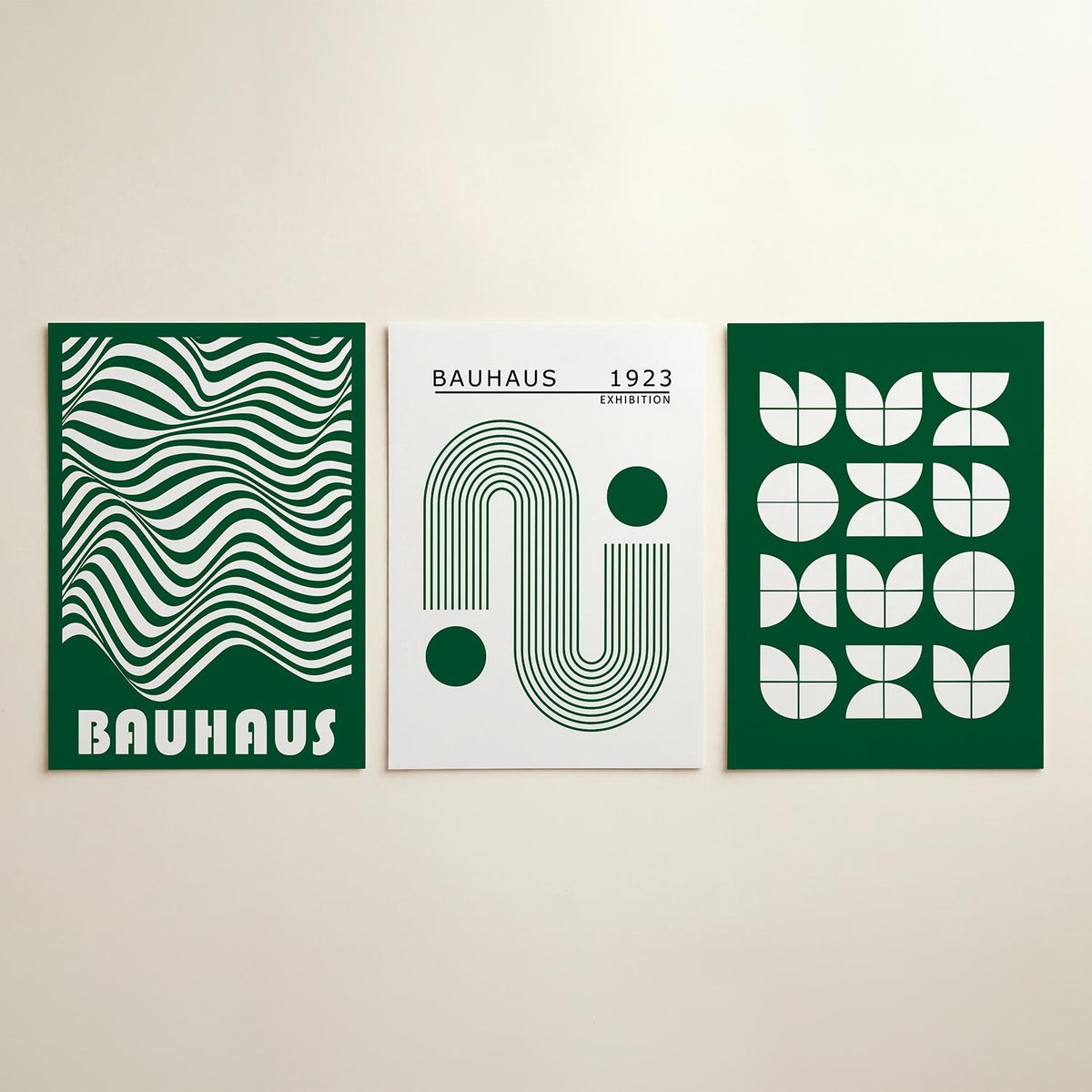 Golvend lijnenspel posterset – detailweergave – deze posterset in drie delen toont vloeiende, golvende lijnen in groen en