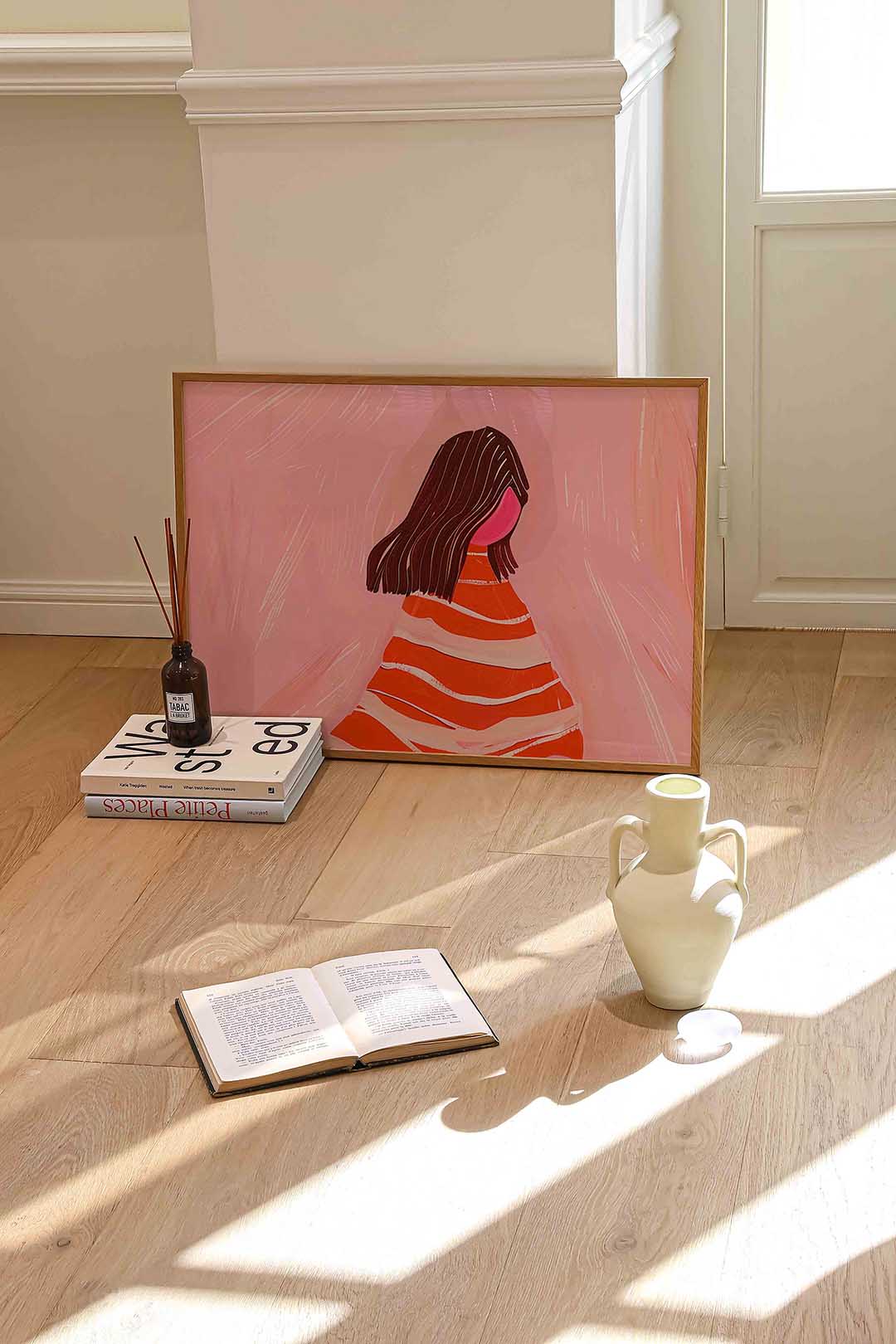 Gestreepte jurk en roze achtergrond – liggende portret wanddecoratie van WallArtistic