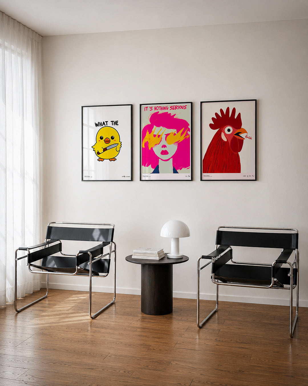Vrolijke verrassing driedelige posterset – een schattig geel kuikentje met grote ogen en een mesje in