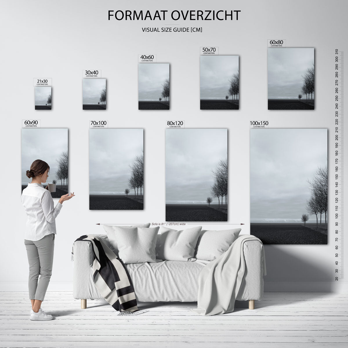 Landschap met bomen poster – sfeerbeeld – een sereen landschap met kale bomen langs een veld. De lucht is bewolkt en de