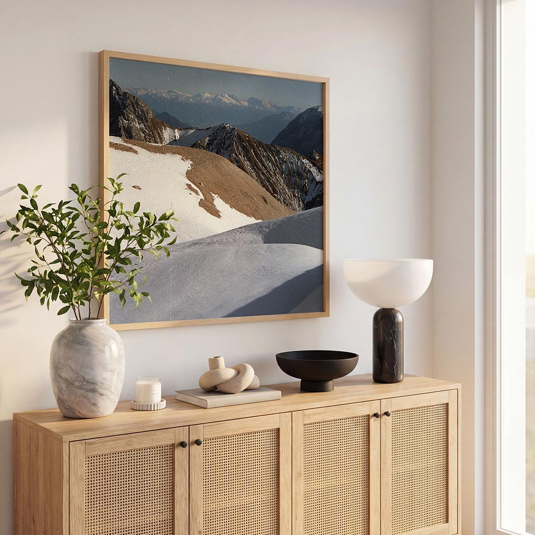Berglandschap met sneeuw poster – tweede productweergave – deze poster toont een berglandschap met besneeuwde toppen en