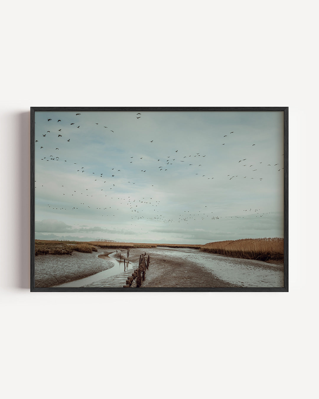 Vogels boven landschap poster – liggende wanddecoratie – een serene lucht vol vogels boven een uitgestrekt landschap met