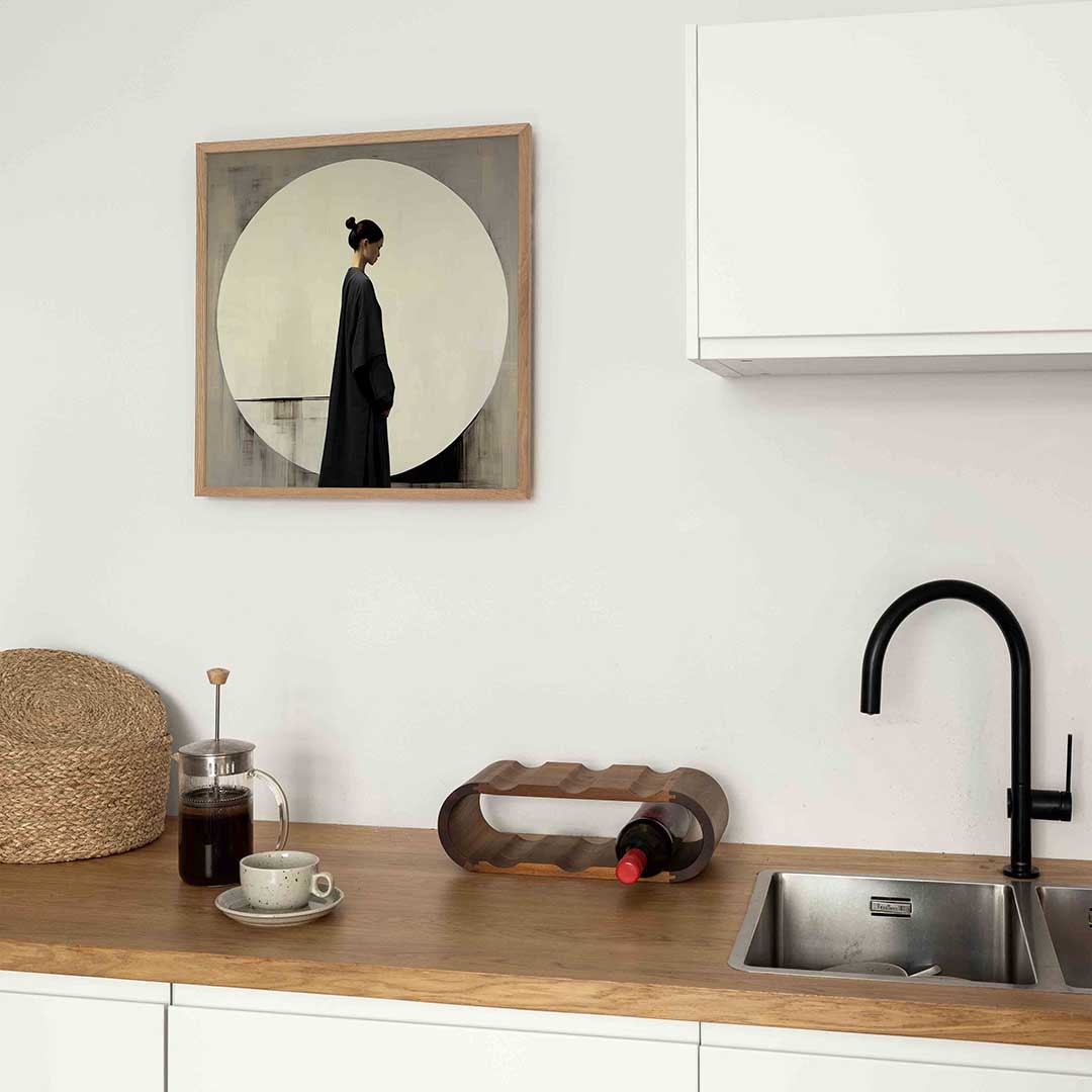 Vrouw in donkere kleding – Aziatische poster in vierkant formaat