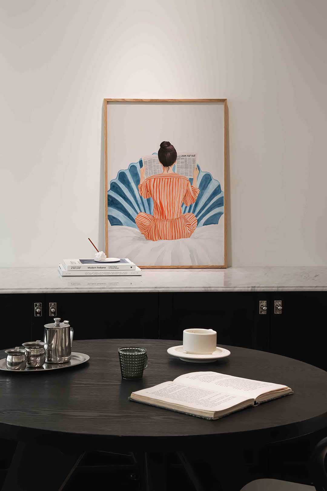 Vrouw met krant – moderne poster in staand formaat