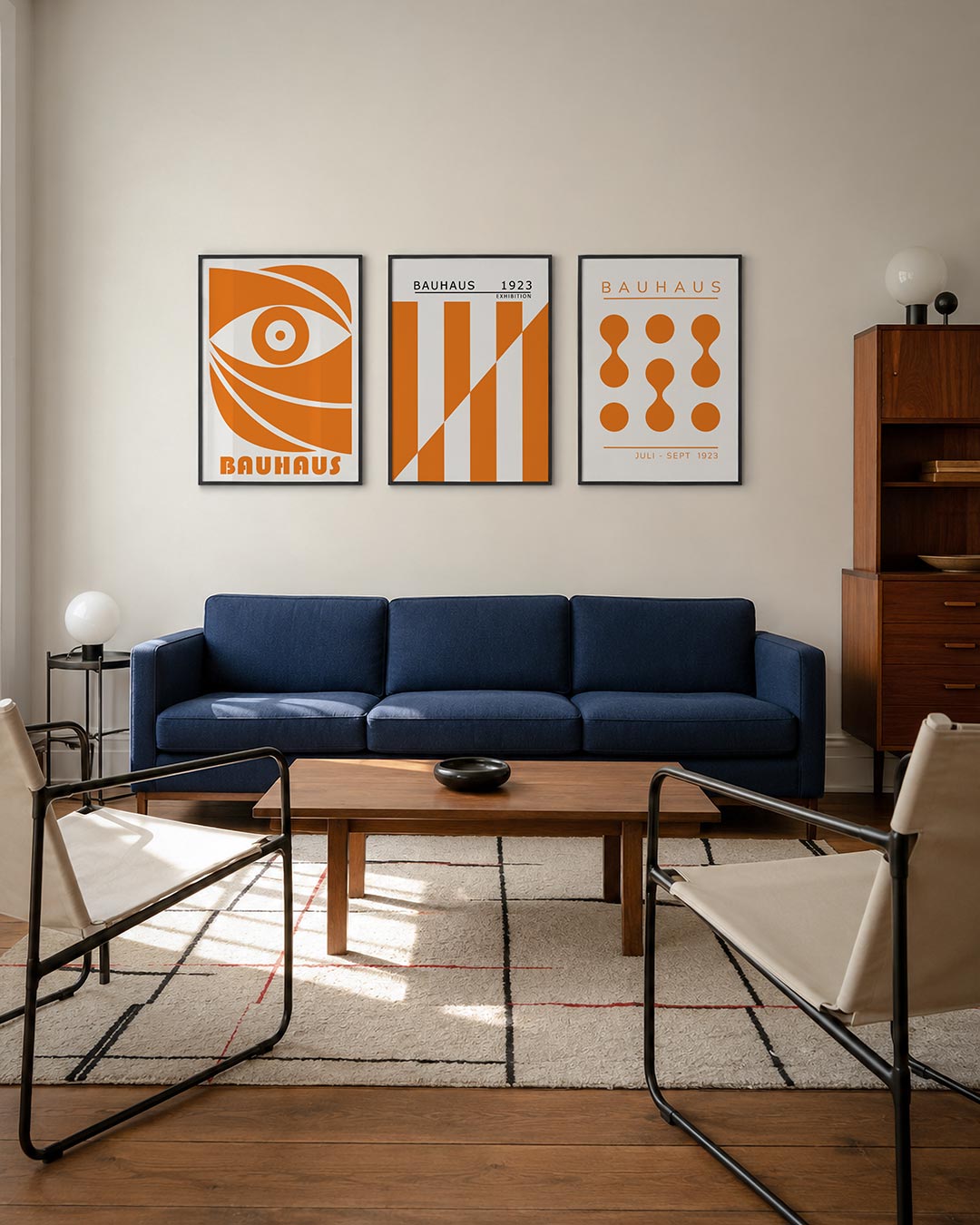 Oog en lijnen driedelige posterset – een oranje oogvorm met vloeiende lijnen en een cirkel in het midden. De compositie