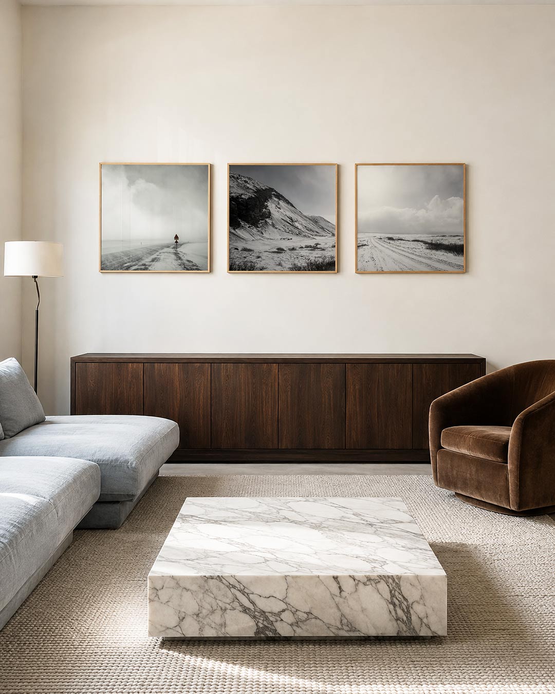 Interieur met vierkant fotografisch drieluik stilte in sneeuwland – Gerald Emming