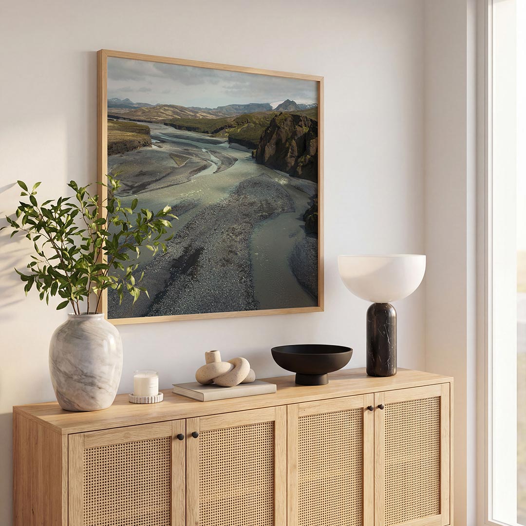 Rivierlandschap met bergen poster – tweede productweergave – een kronkelende rivier stroomt door een ruig landschap met