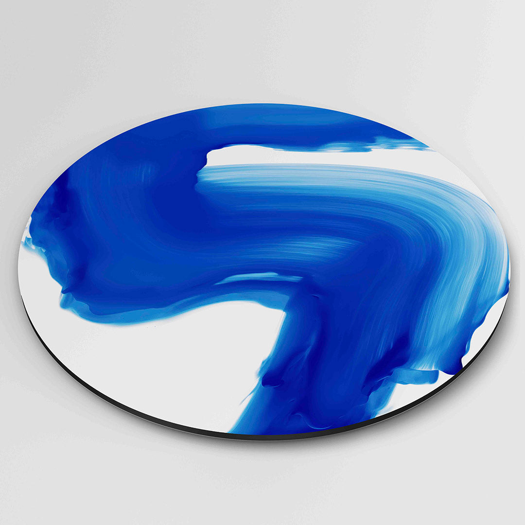 Blauwe penseelstreek – ronde wanddecoratie met abstract ontwerp