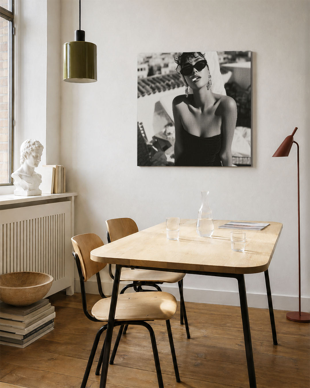 Zwart wit fotografie kunstwerk – vierkante wanddecoratie – dit werk toont een compositie van een persoon in zwart-wit, met