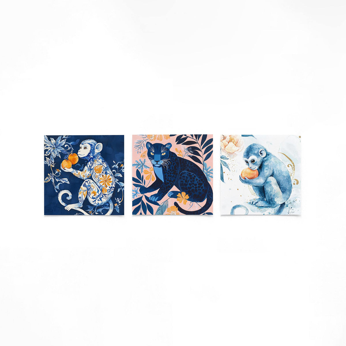 Drie vierkante posters met apen en panter op een gebroken witte achtergrond