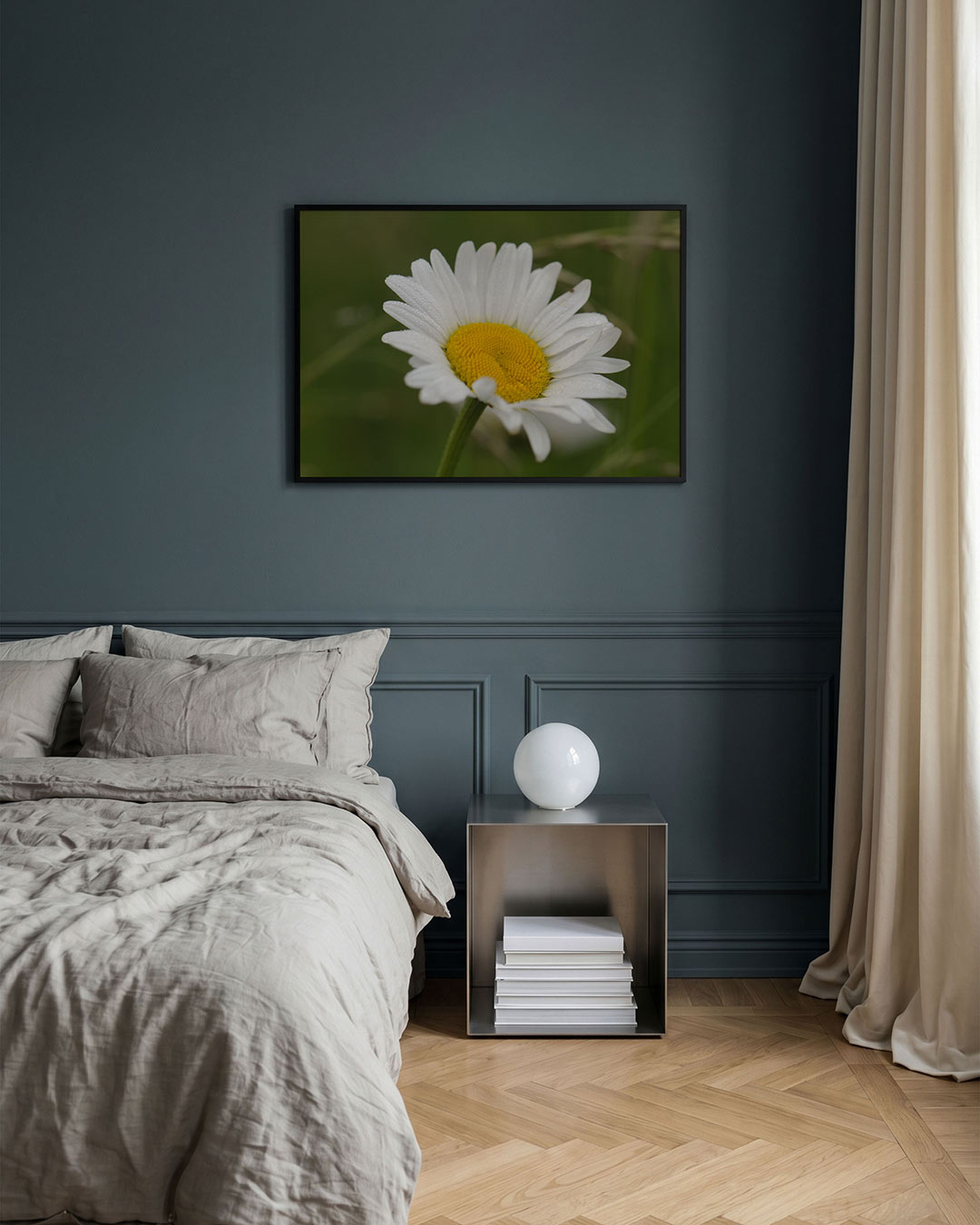 Bloem in natuur poster – detailweergave – deze poster toont een witte bloem met een gele kern tegen een groene achtergrond.