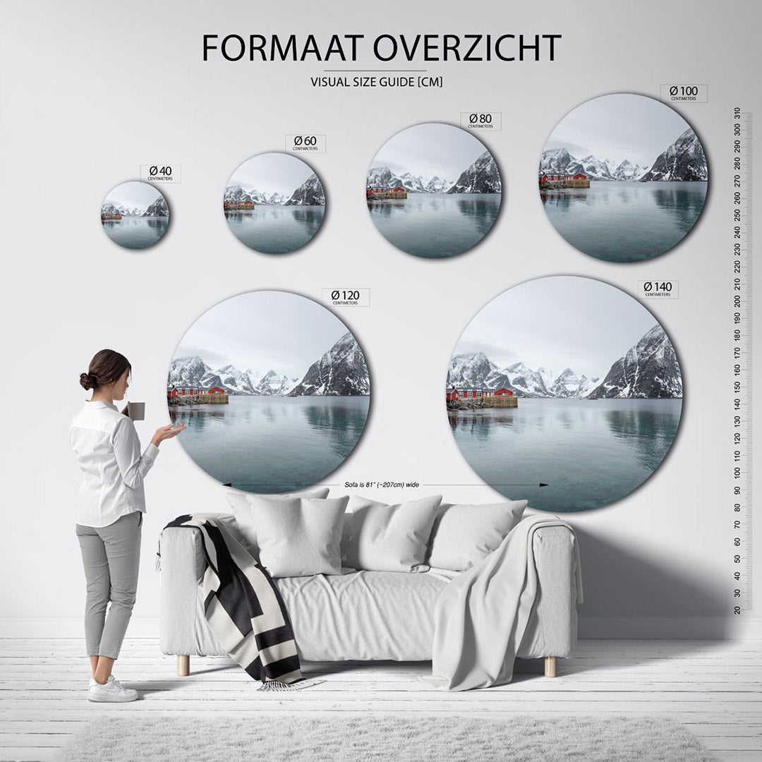 Bergen en rode huisjes – ronde wanddecoratie met fotografie