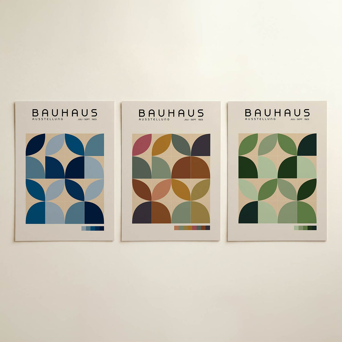 Vorm en kleurenspel posterset – detailweergave – deze posterset in drie delen toont een speelse ordening van halve cirkels in