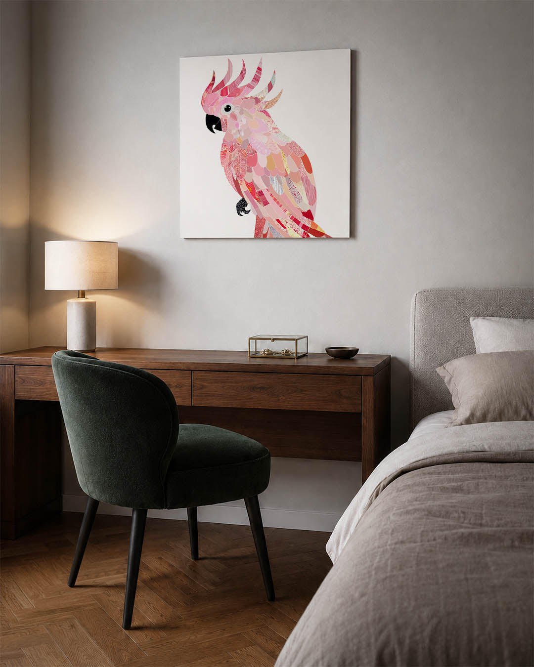 Vrolijke vogel collage kunstwerk – materiaalweergave – dit werk toont een kleurrijke vogel opgebouwd uit diverse roze en rode