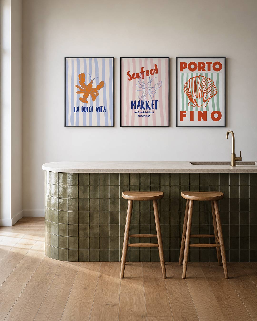 Lobster en strepen posterset – tweede productweergave – een oranje kreeft zweeft op een achtergrond van zachte