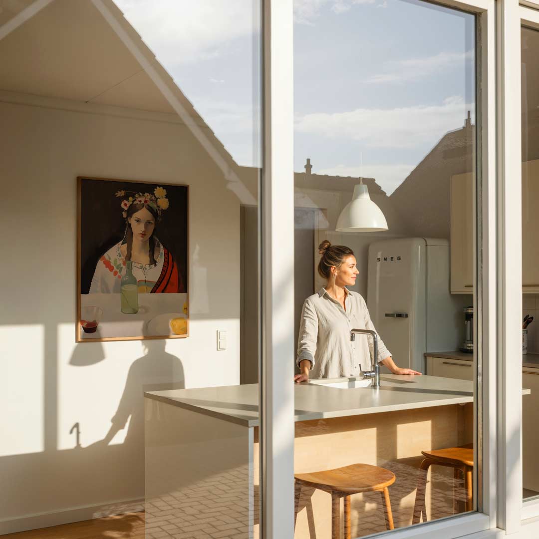 Stijlvolle Tafel – vrouwelijke portretposter in staand formaat