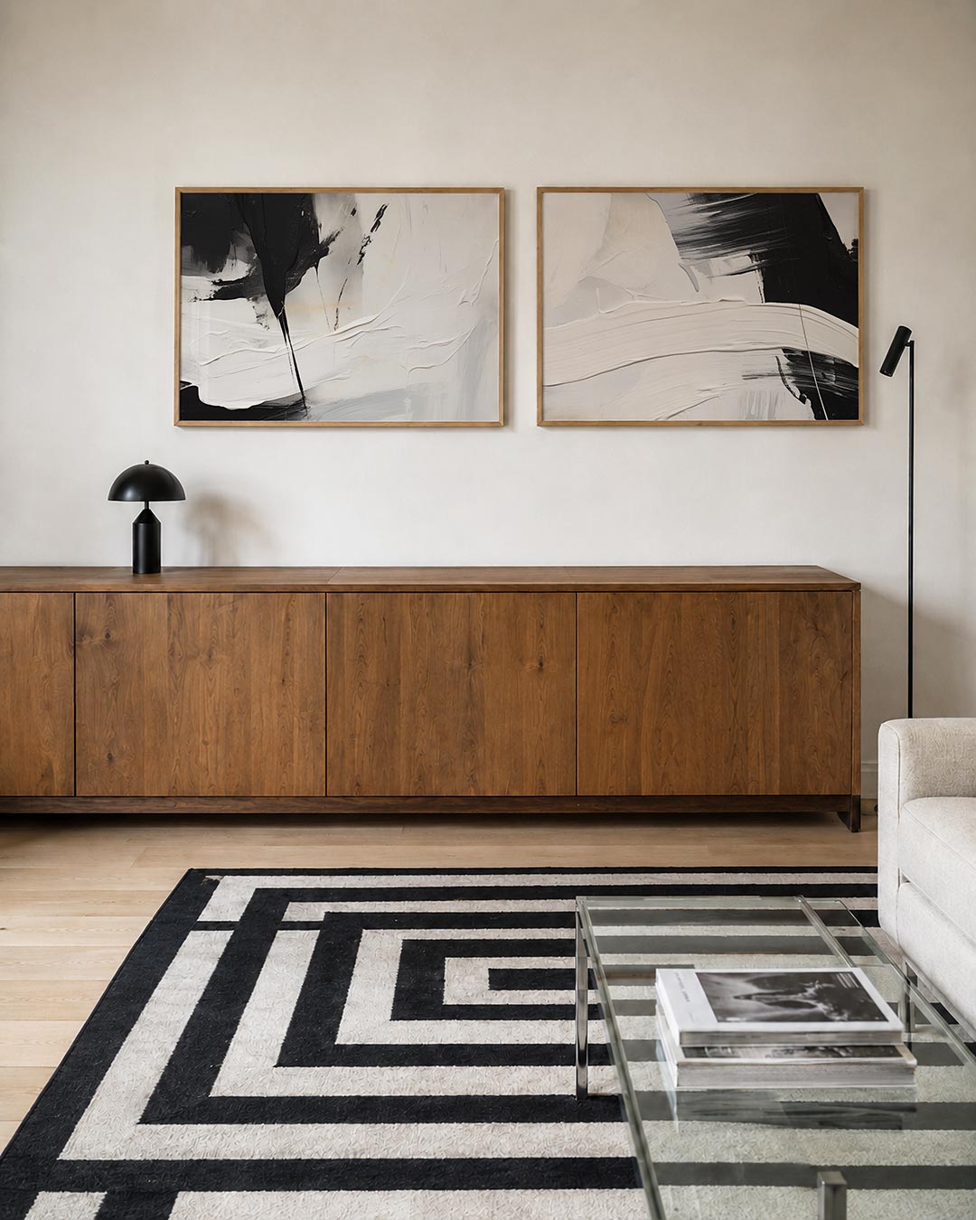 Tweedelige posterset met een krachtig lijnenspel van zwart en wit, getoond in een interieur