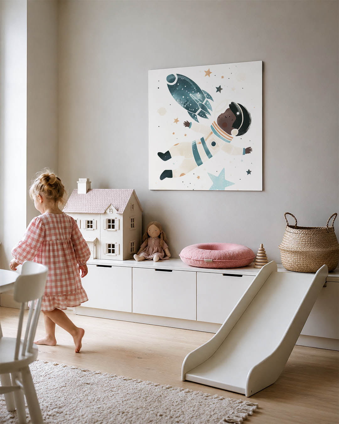 Dromerige ruimtevaart kunstwerk – tweede productweergave – een kind in een ruimtepak zweeft tussen sterren en een raket. De