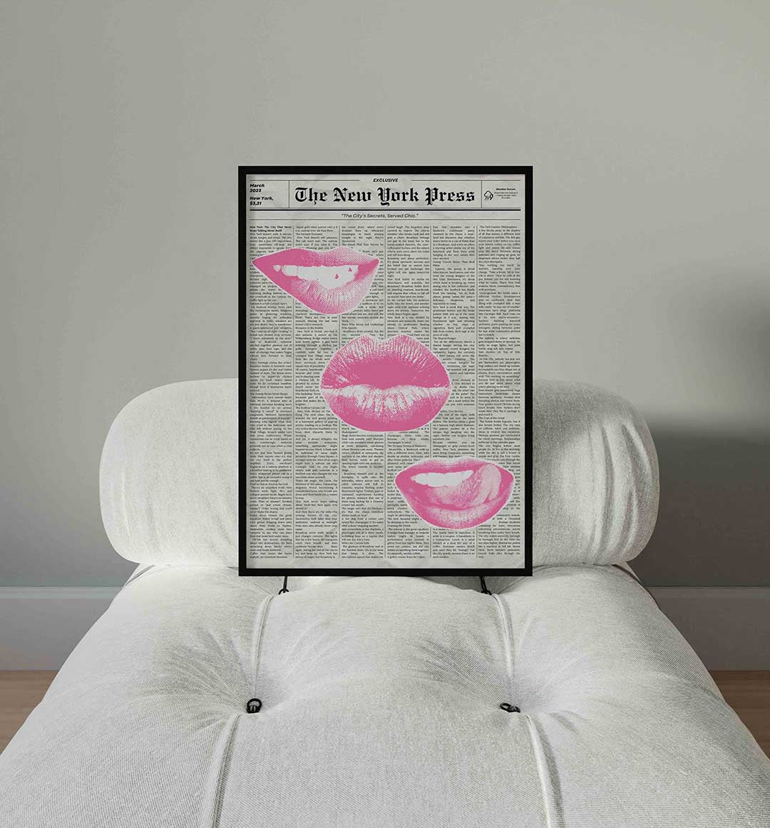 Roze lippen op krantenachtergrond – staande Pop Art wanddecoratie van WallArtistic