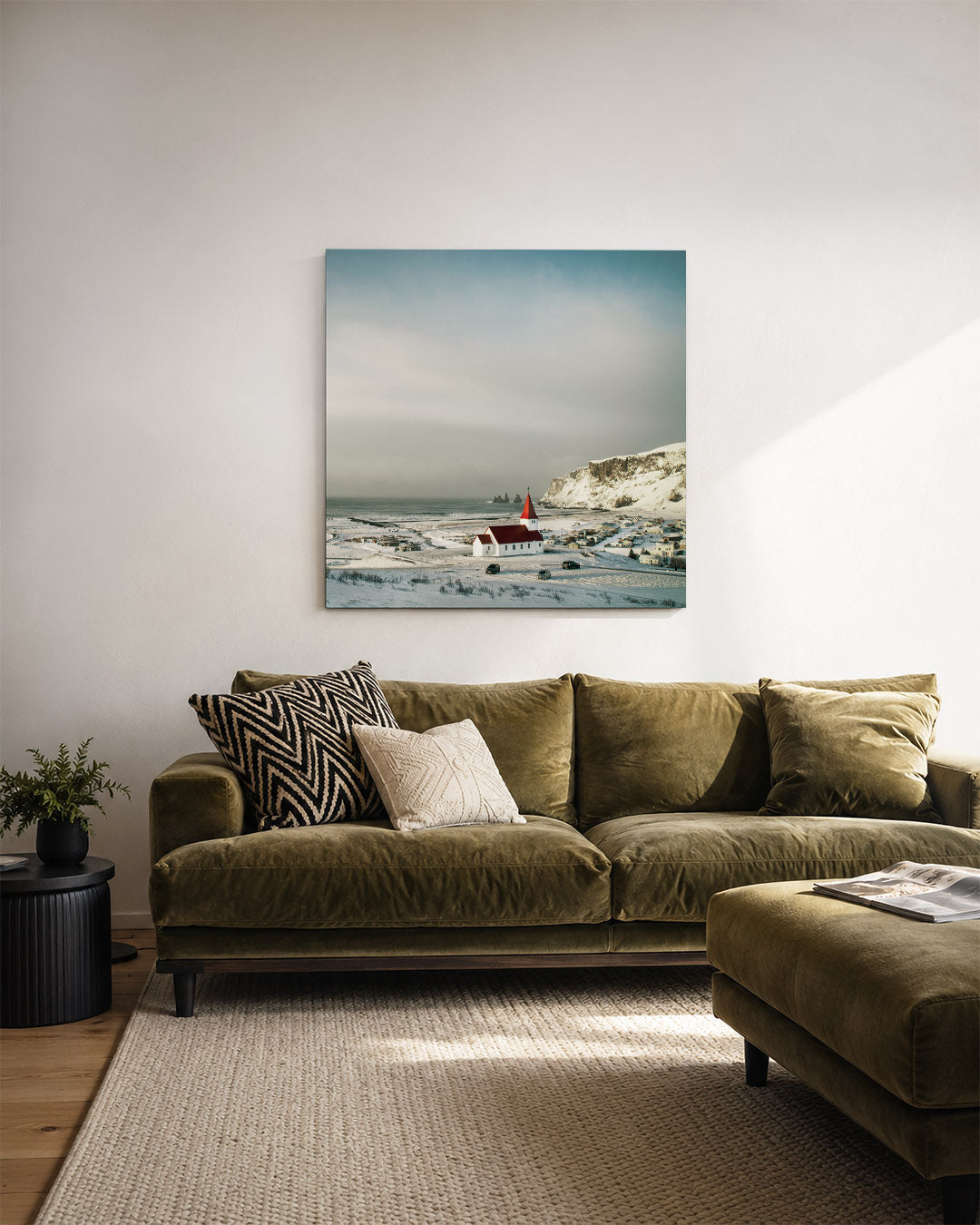 Winterse landschap kunstwerk – derde productweergave – deze kunstwerk toont een serene winterse scène met een gebouw in een