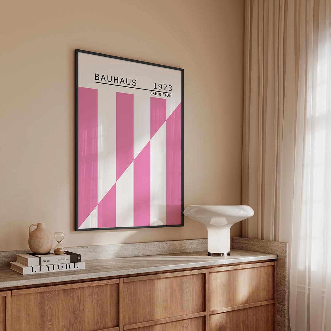 Roze lijnenspel – geometrische Bauhaus poster in staand formaat